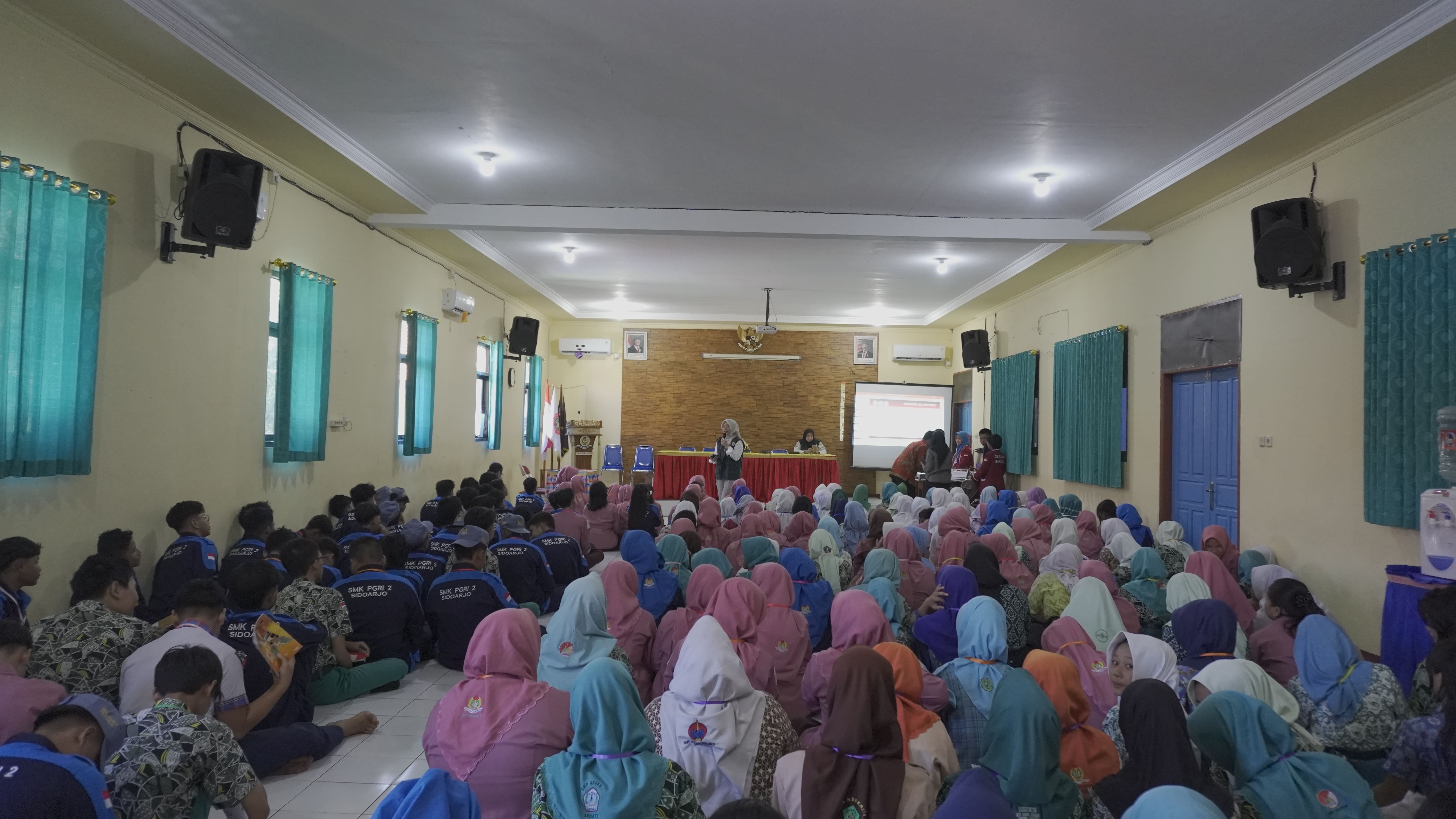 PENGHARGAAN PENINGKATAN JUMLAH SISWA DARI TAHUN SEBELUMNYA OLEH PERWAKILAN YPLP KAB SIDOARJO
